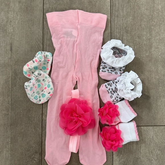 0-6 m baby girl accessory lot -pantyhose, socks bundle, hair piece, hand booties - Picture 11 of 13